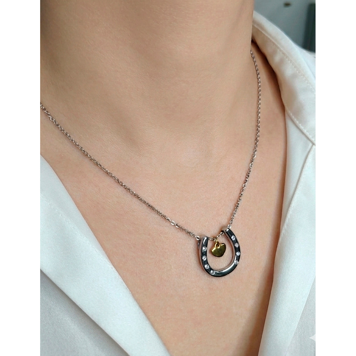 Collar Herradura Y Corazon, Acero Inoxidable, Glam Pop Fantasy
